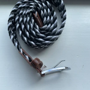 Braid belt  - Riktigt snyggt bälte, använt minst 5 gånger därför det låga priset, skick är 8/10 ( defekten finns på en av bilderna) Skickas oftast samma dag fraktas inom 1-3 dagar