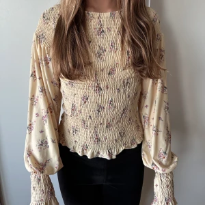 Långärmad sommartröja  - Jätte fin långärmad gul tröja som passar allt möjligt. Väldigt bekväm och stretchig🌻✨ Tyvärr är den för liten och därav säljer jag den. Ordinariepris 399kr, men säljer för 200kr. 