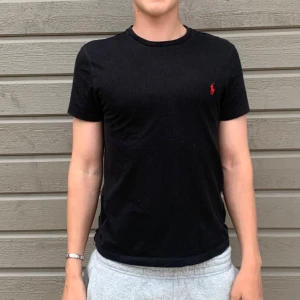 Polo Ralph Lauren T shirt - Hej! Säljer en svart Polo Ralph Lauren T shirt i grymt fint skick. Nypris cirka 599kr mitt pris 299kr. Seriösa köpare kan få fler bilder😄