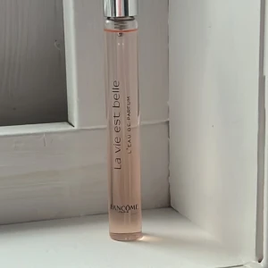 Lancome la vie estebelle  - Lancome la vie estebelle parfym, perfekt att ha i väskan, helt full, säljs då jag har samma doft fast i stor 