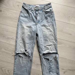 Slitna ljusblå jeans från Zara, storlek 32