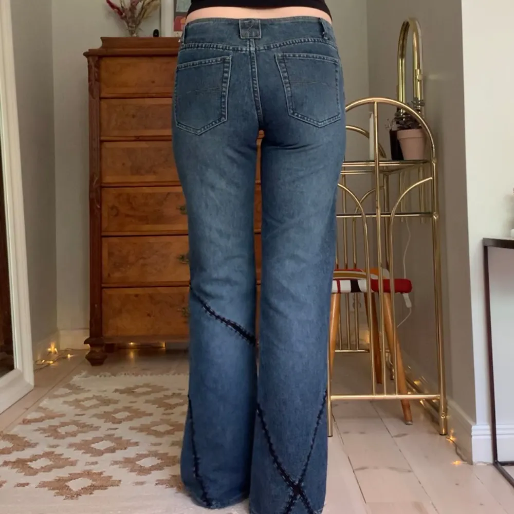Lågmidjade utsvängda jeans med sömdetaljer på benen, från märket Esprit! Jag är 173 cm, midjemåttet är 74 cm och innerbenslängden 80 cm (lite små på mig) 💘 . Jeans & Byxor.