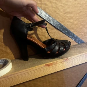 Massa olika skor fynda - Bruna gladiatorskorna Stl 37  Rosa höga Converse Stl 37 Ljusbruna klackskorna Stl 38 Låga Converse Stl 36