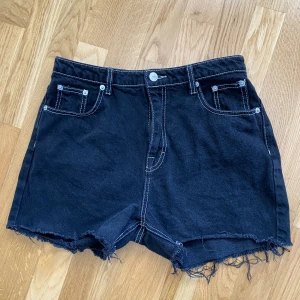 Jeansshorts Pull & Bear - Jeansshorts Pull & Bear stl 40 i fint skick. Rök- och djurfritt hem.