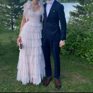 Balklänning - Så fin balklänning från Lace and Beads. Använd en gång men är som ny, helt ren. Jag är 178cm och hade typ 4cm klackar på bilderna. Storlek 12 och man kan läsa om storleken 12 på asos hemsida. Skulle annars säga typ M/S