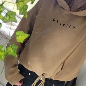 Hoodie - En beige hoodie från Ginatricot. Den har ett snörre där nere som man kan spänna. Har köpt fråm secondhand så vet inte hur mycket den är använd men den är i bra skick.