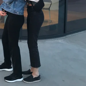 Svarta croppade jeans - Svarta jeans från Gina Tricot! De högra på första bilden. Mycket bra skick!