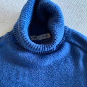 Tröjpaket stl S - Blå med polokrage, Zara, stl M, kort modell. Svartvit Monki stl XS, mer som S. Gråblå Zara, stl S. Rök- och djurfritt hem. Finns i Luleå. Pris för alla tre 100 kr.