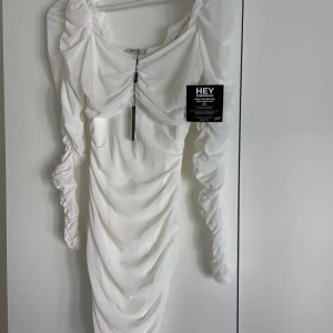 Fin sommarklänning - Helt oanvänd långärmad tight klänning. Passar xs/s