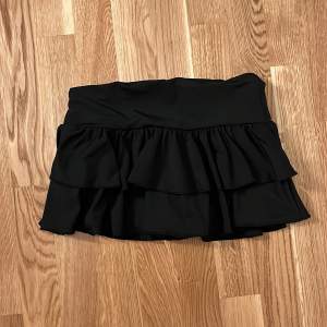 Säljer en helt oanvänd mini skirt med insydda shorts under då den inte kommer till användning. Kom privat för fler bilder/frågor ❤️