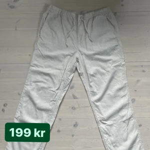 Zara linnebyxor  - Vita Zara linnebyxor. Passform regular. Storlek: M. Passar 170-180 cm. 