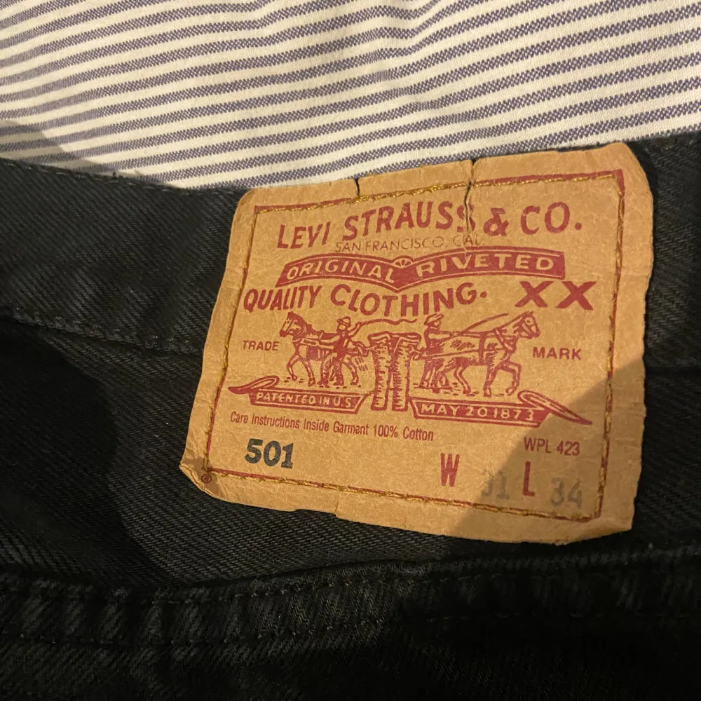 Hej! Säljer detta par svarta Levis jeans. Storleken är W31/L34 men skulle vilja säga att det passar även en storlek mindre prima. Jeansen är i mycket bra skick. Nästan som nya. . Jeans & Byxor.