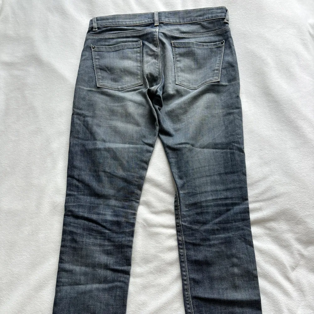 Så snygga lågmidjade jeans, köpta på Sellpy men aldrig använda då de var för stora för mig! Storlek W30, midjemått 41 cm tvärsöver🫶🏼. Jeans & Byxor.