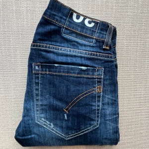Dondup George Jeans  - Tja ! Säljer nu dessa sjukt snygga dondup jeans som är perfekta till våren och sommaren | Riktigt snygg färg och tvätt på jesnsen! | Storlek 30 | Skick: 9.5/10 | Ny pris: 3600 kr, Säljs för 899kr