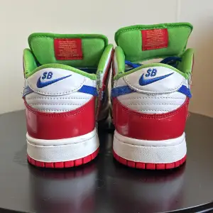 Dessa unika Nike SB Dunks även kända som ”EBay Dunks” är endast använda 3-5 gånger. Väldigt häftiga samt bekväma. Skorna är från början köpta från hemsidan ”GOAT” för ca 1 år sedan. Köpte dem för ca 3000kr då, där av priset. Orginal—låda finns kvar.