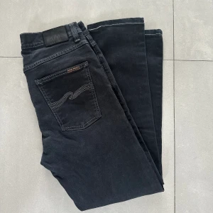 nudie jeans - ett par gråa nudie jeans som är helt nya. i modellen lean dean ( slimfit) Skicket 10/10. hör av er vid frågor&bilder🤩