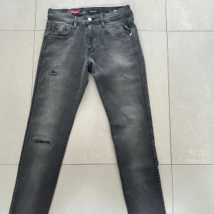 replay anbass jeans ( slitningar) - ett par helt nya replay jeans i modellen anbass med sköna slitningar . hör av er vid frågor&bilder 🙌🏽