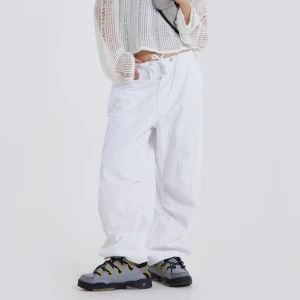 Jaded parachute cargo byxor  - Säljer mina vita parachute cargo byxor från Jaded London. Använt sparsamt så i jättebra skick! Stl XS och sitter ganska baggy på mig, kan även justeras i benen och midja. 