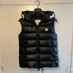 Moncler Montreuil Vest - Säljer en Moncler väst som inte kommer till användning. Bra skick! Osäker på äkthet därav priset. Vid fler frågor hör av er.