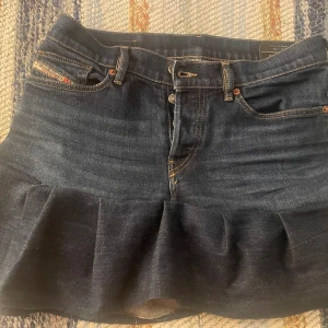 Diesel kjol - Intressekoll på min super snygga dieselkjol 🤩. Den är sparsamt använd, och passar så bra nu på sommaren!! Sjuuukt fint med volanger. Öppen till prisförslag och passar 36-38 🥰