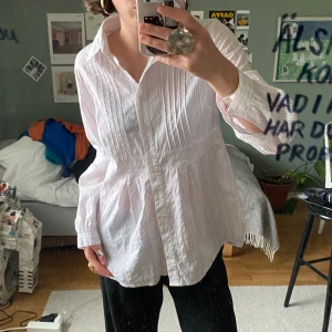 Skjorta - Fin skjorta, lite figursydd och i tunnare tyg! Vit med små tunna ränder