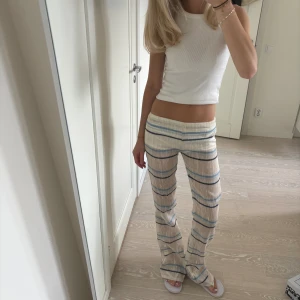 Virkade byxor - Så fina virkade/ stickade byxor med låg midja och bootcut, köpta secondhand men de är i gott skick