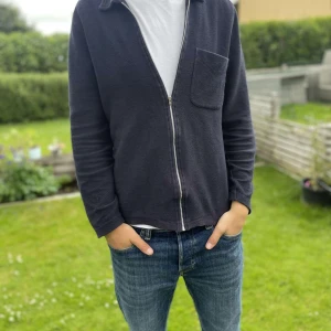 Fullzip east west  - Säljer nu denna feta fullzipen som jag inte har någon användning av längre. Storleken är S men passar mer som XS.