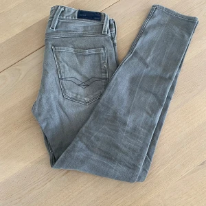 Replay jeans Annabass stl 29 - Snygga Replay jeans modell Annabass stl 29 som tyvärr inte kommer till användning. De är i fint använt skick och har inga defekter.