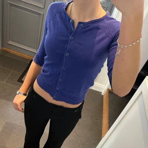 Trekvartsärmad lila kofta - Trekvartsärmad lila/blå kofta från Dorothy Perkins. Kan inte hitta storlek men skulle säga S. Fint skick. Använd gärna köp nu! 