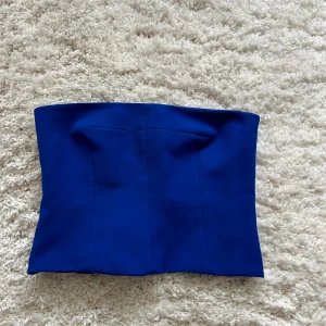 Tubtopp - Blå tubtopp från zara - använd sparsamt - i storlek l men passar även m