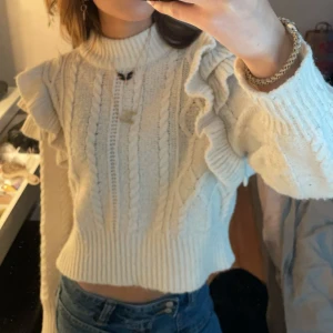 Stickad tröja med volanger  - Säljer den här jätte fina stickade tröjan med volanger från Gina Tricot💘