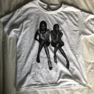 T shirt från in print we trust - Säljer denna baby tee från in print we trust. Aldrig använd och säljes då jag inte han lämna tillbaka den då den inte satt så på mig som jag önskade. Storlek xs, köpt för 490 kr i nyskick och sökes för 340+ eventuell frakt.