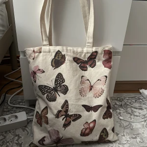 Fjäril totebag 💗 - Använd en del men i bra skick 💗💗