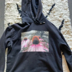 Inte för varm hoodie - En tunnare hoodie med blodtryck, perfekt för sommarkvällar