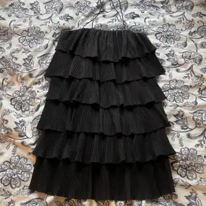 Hade denna fina svarta klänningen med volanger på balen🥹