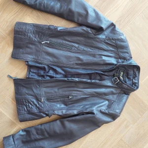 Mörkbrun skinnjacka - Petroff, mörkbrun Passar stl 38/M Mjukt fint skinn Nyskick