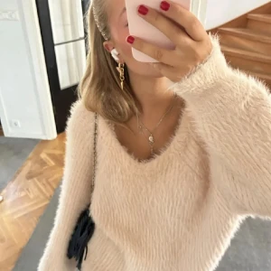 Fluffig rosa tröja!! - Säljer denna extremt söta tröja på grund av att den inte kommer till användning längre! Inga defekter! Kom privat vid intresse! 