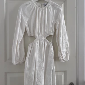 Vit knälång klänning  - Vit superfin knälång klänning från Bershka med resår detaljer. Aldrig använd då jag har andra liknande, alltså är den fortfarande i nyskick.