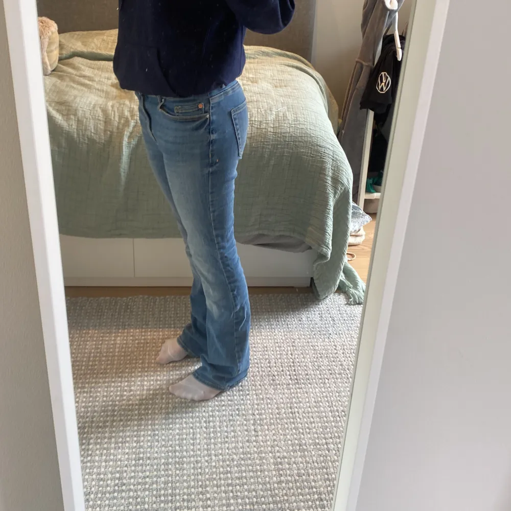 Så fina, och sköna jeans från Vero Moda. De är i storlek M och är 32 i längden. Skulle säga att de passar S. Säljer då de inte kommer till användning. Kontakta gärna vid frågor.🤍Pris kan diskuteras!!!. Jeans & Byxor.