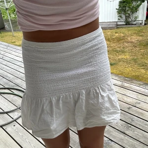 Vit sommarkjol  - Säljer den här vita sommarkjolen från hm som inte finns att köpa längre! Skriv om vill ha fler bilder eller andra eventuella frågor!💌PRIS GÅR ATT DISKUTERA 