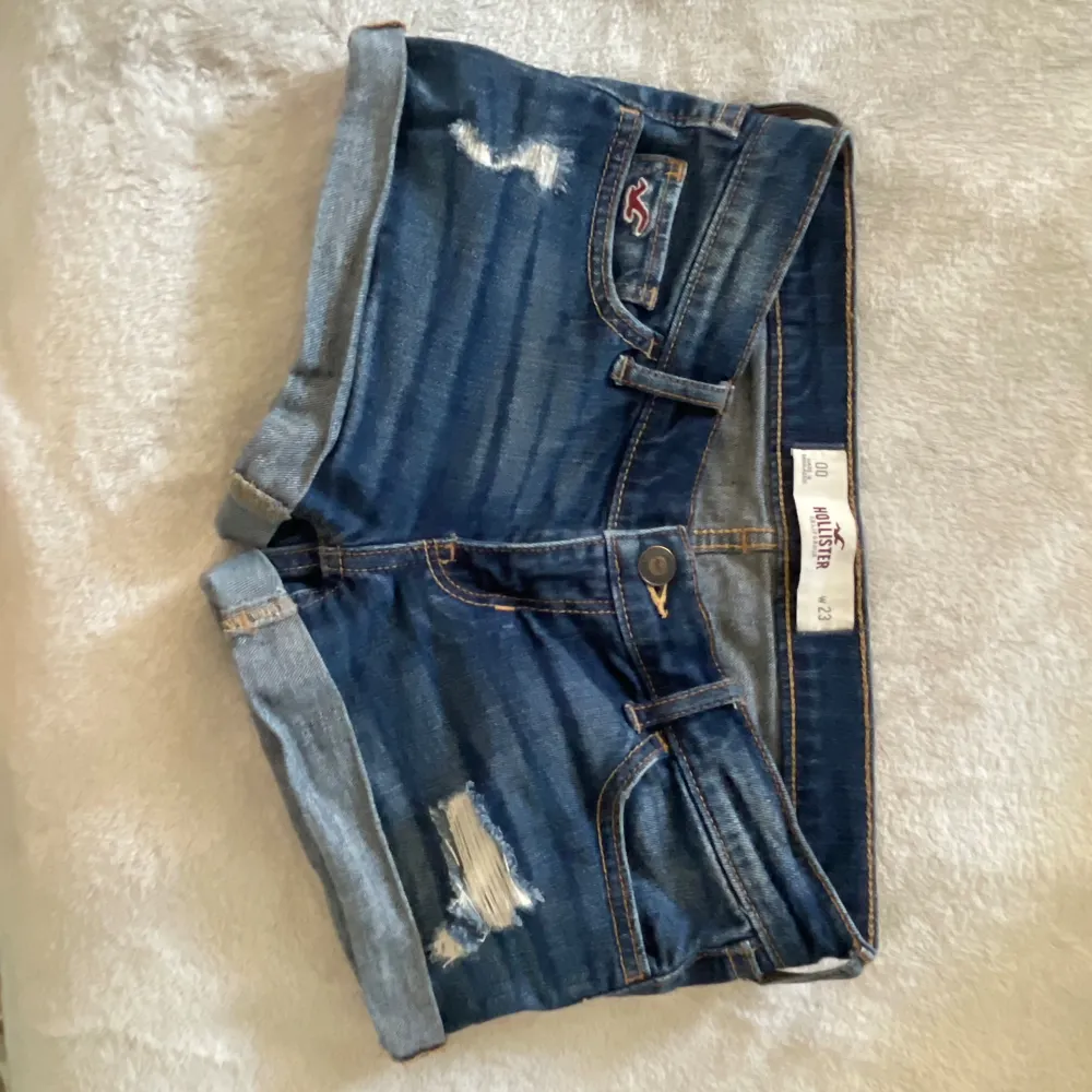 Low waisted hollister jeans short. Jätte snygga men behöver sälja då dem inte passar:( skriv om ni har några frågor eller vill ha fler bilder💗💗. Shorts.