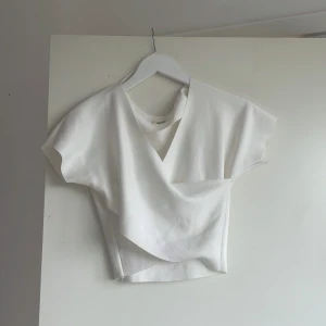 Topp  - Man kan ha på sig den  i sommaren. 