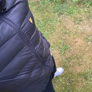 Lyle & Scott dunjacka - Säljs pga jag köpt ny jacka. Har använt varan sparsamt, därav har den inga defekter. Passar dig som e mellan 170-180. Rekommenderar starkt! 💪 Om du har minsta lilla fråga eller vill ha mer bilder är det bara att höra av dig! Mvh