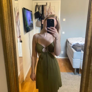 Grön klänning  - Säljer denna jättefina olivgröna klänning som aldrig är använd💗