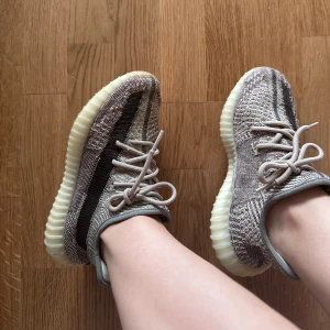 Adidas Yeezy Boost 350 - Adidas Yeezy Boost 350 V2 i bra skick. Ny kostar 2350 Har inte kartong kvar. Äkta. Fina och mjuka men kommer inte till användning mer.