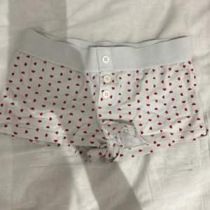 hjärtliga shorts  - storlek 140 men passar perfekt för mig som bär Xs i kläder (skriv för en privat bild) dom är ifrån gina young 