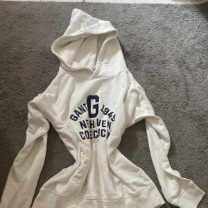 En vit hoodie  - Den här är tyvär för liten