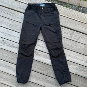 Friluftsbyxa  - Friluftsbyxa från arrak outdoor Strl 36/S