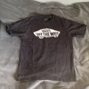 Vans t shirt strl 155 - Inte jätte bra skick du får den billigt sitter bra på både tjejer o killar 