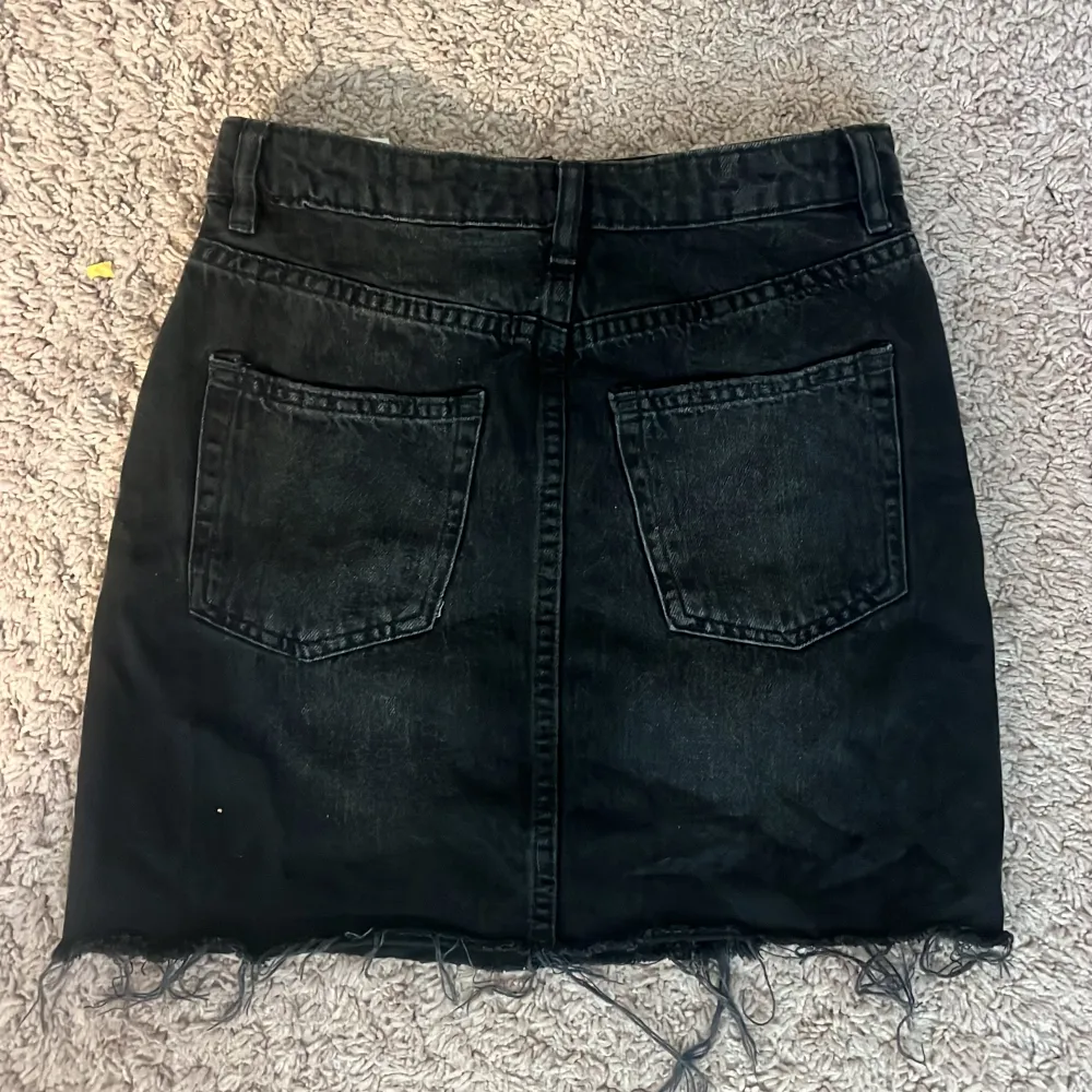 Jag säljer min svarta jeanskjol från hm då den blivit för liten. Fin och i bra skick!. Hameet.